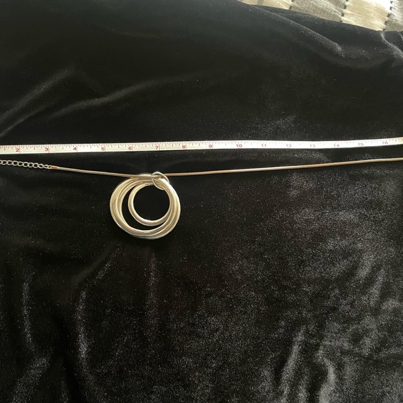 Chic Silver Interlocking Circle Necklace - Picture 3 of 3